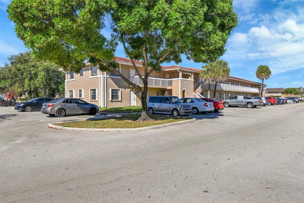 906 Twin Lakes Drive, Unit 8-J, Coral Springs, FL 33071 Photo