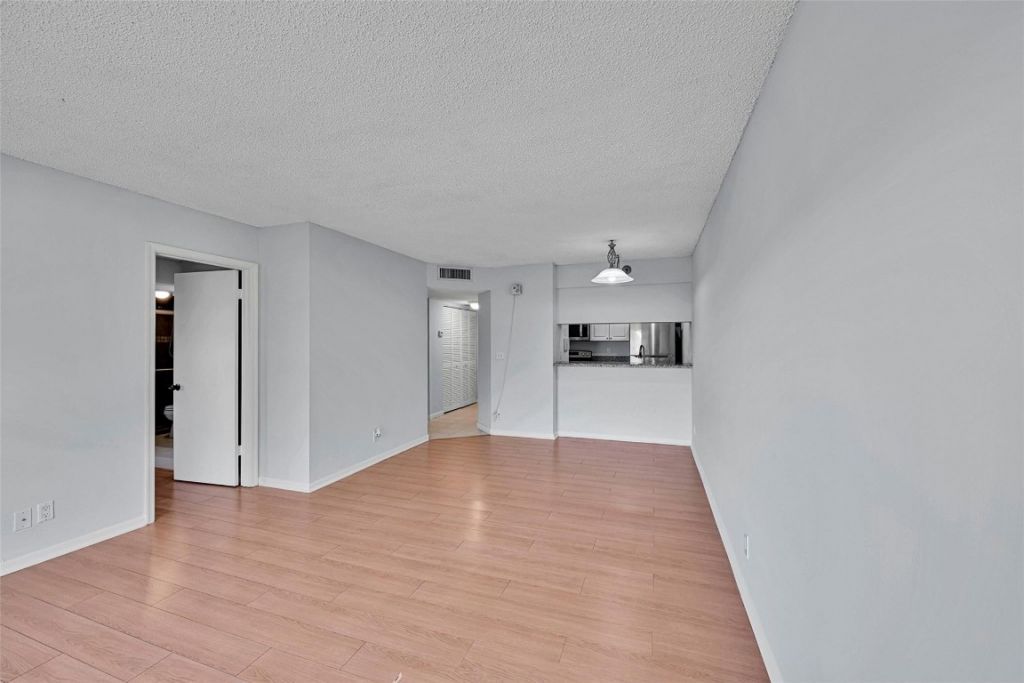 906 Twin Lakes Drive, Unit 8-J, Coral Springs, FL 33071 Photo