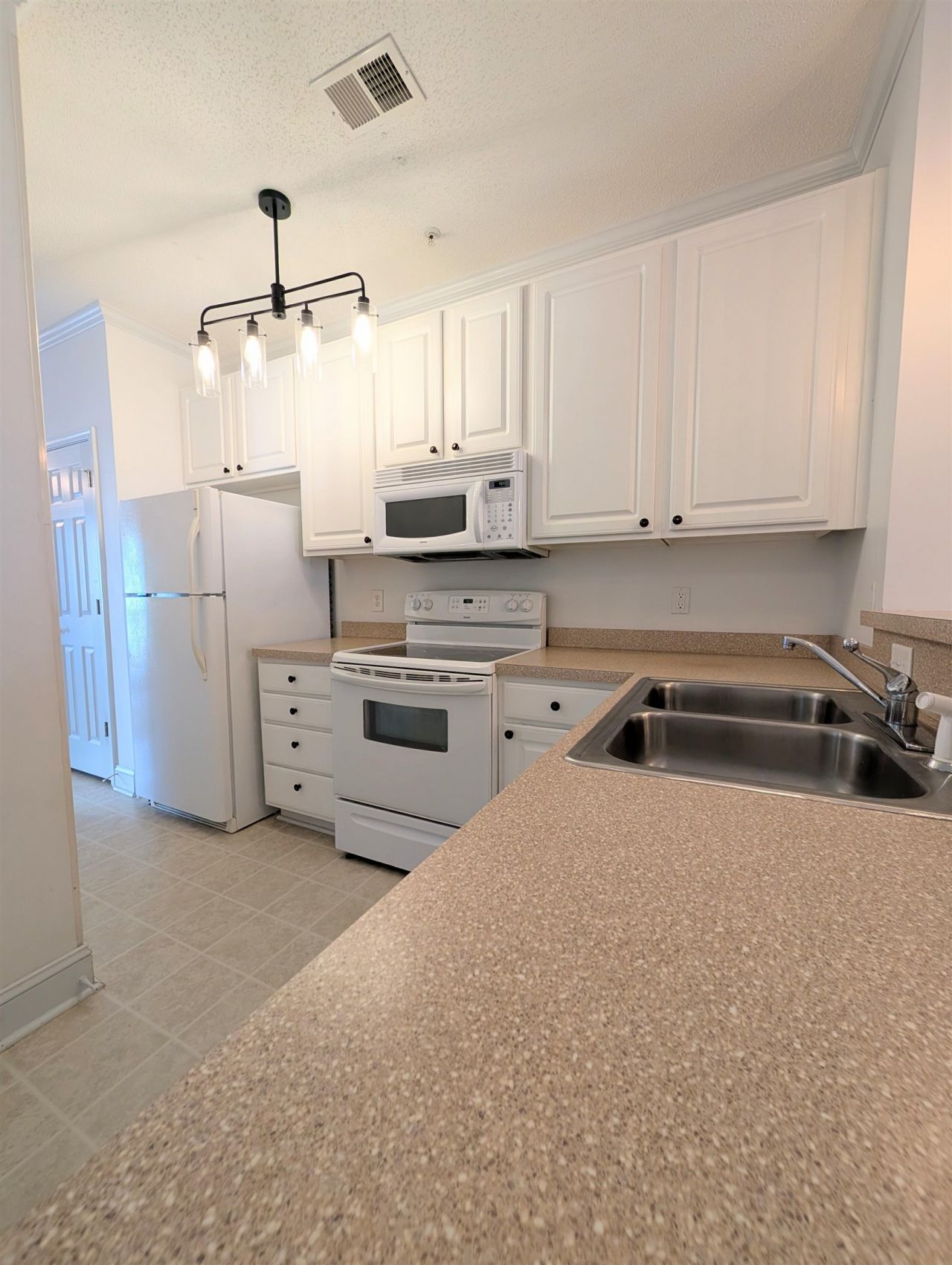 1100 Commons Blvd. Photo 8