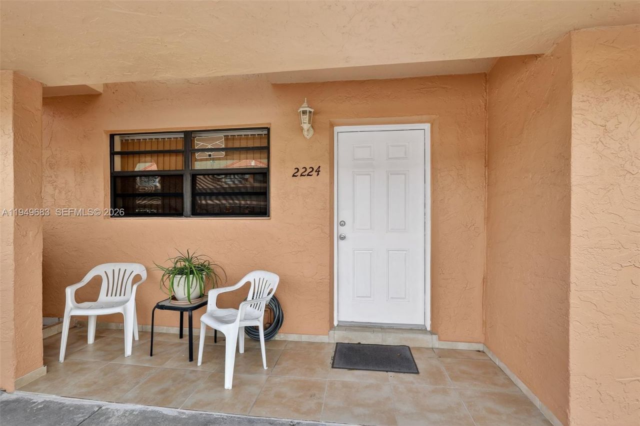 2224 W 53rd Pl, Unit 2224, Hialeah, FL 33016 Photo