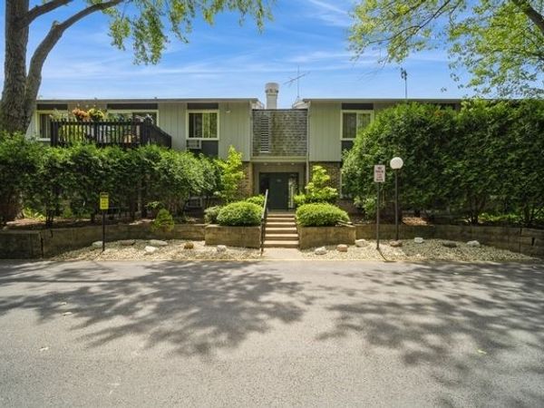 936 E Old Willow Road, Unit 104, Prospect Heights, IL 60070