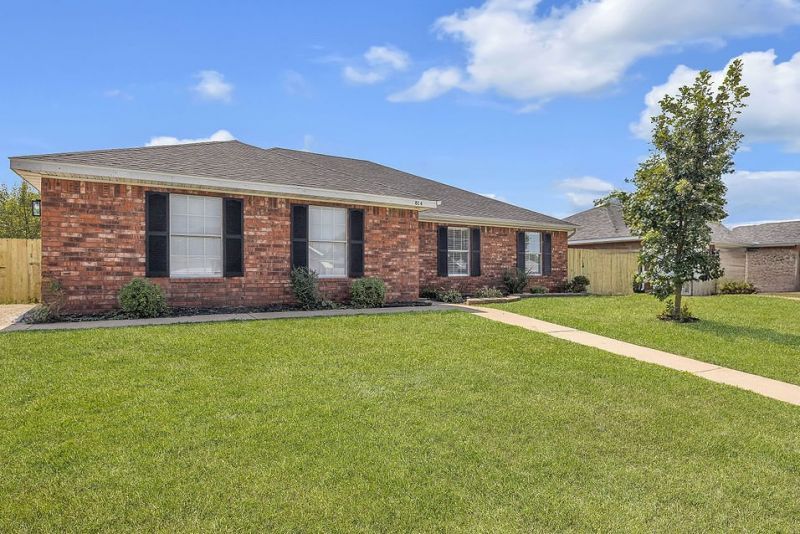 814 SE Jon Drive, Bentonville, AR 72712 Main Photo