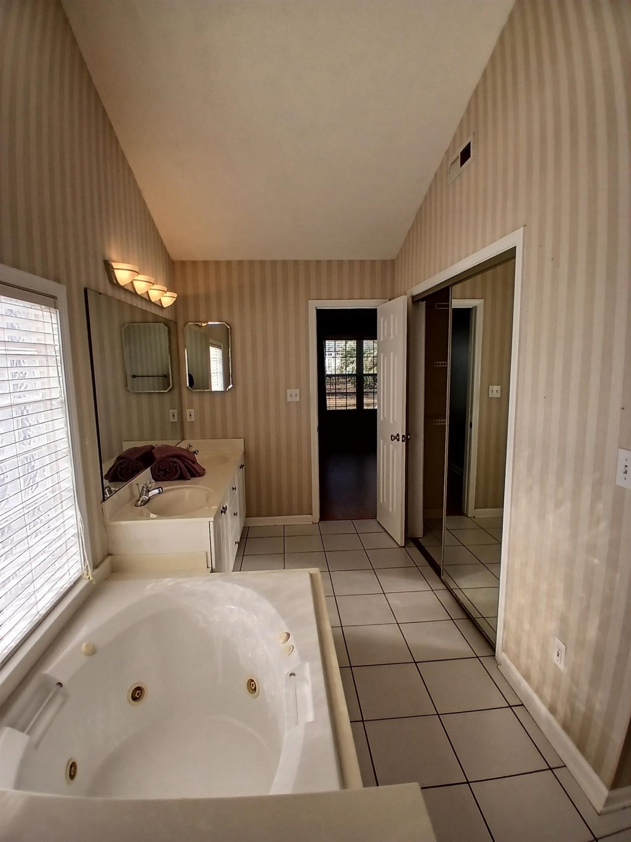 6908 Ashley Cove Dr. Photo 30