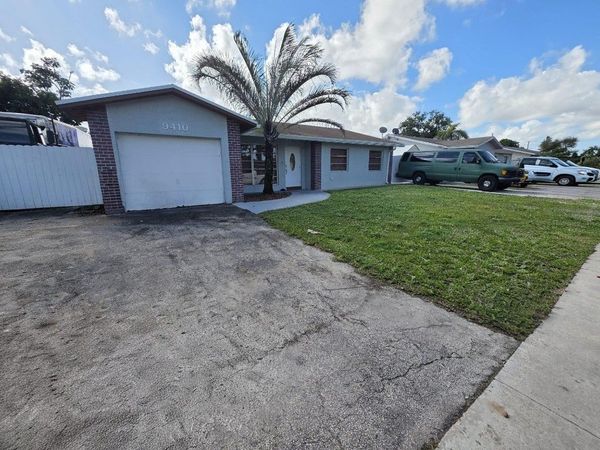 9410 NW 14th Street, Pembroke Pines, FL 33024