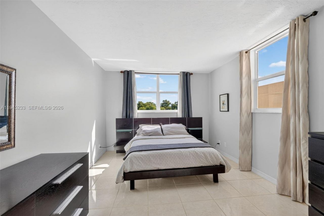 2801 Somerset Dr, Unit 408, Lauderdale Lakes, FL 33311 Photo