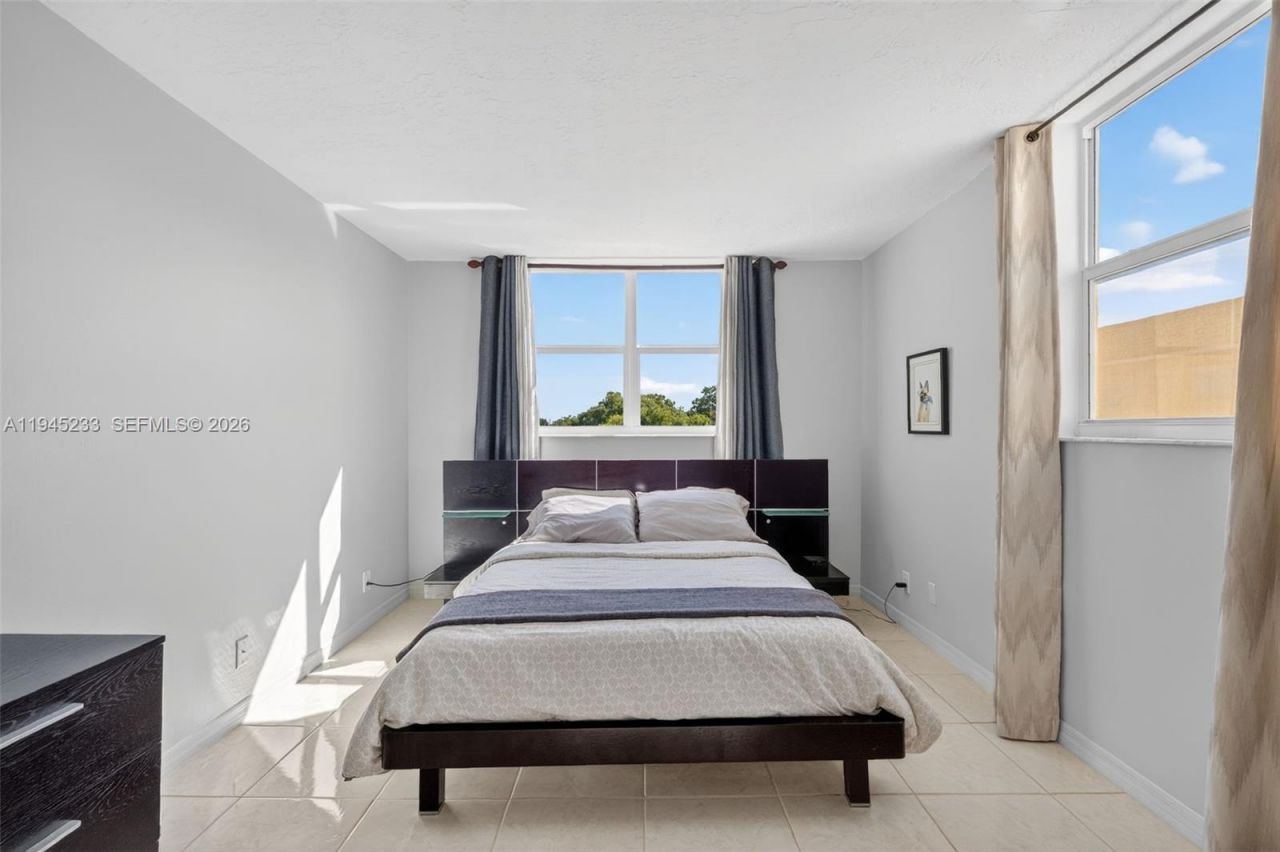 2801 Somerset Dr, Unit 408, Lauderdale Lakes, FL 33311 Photo