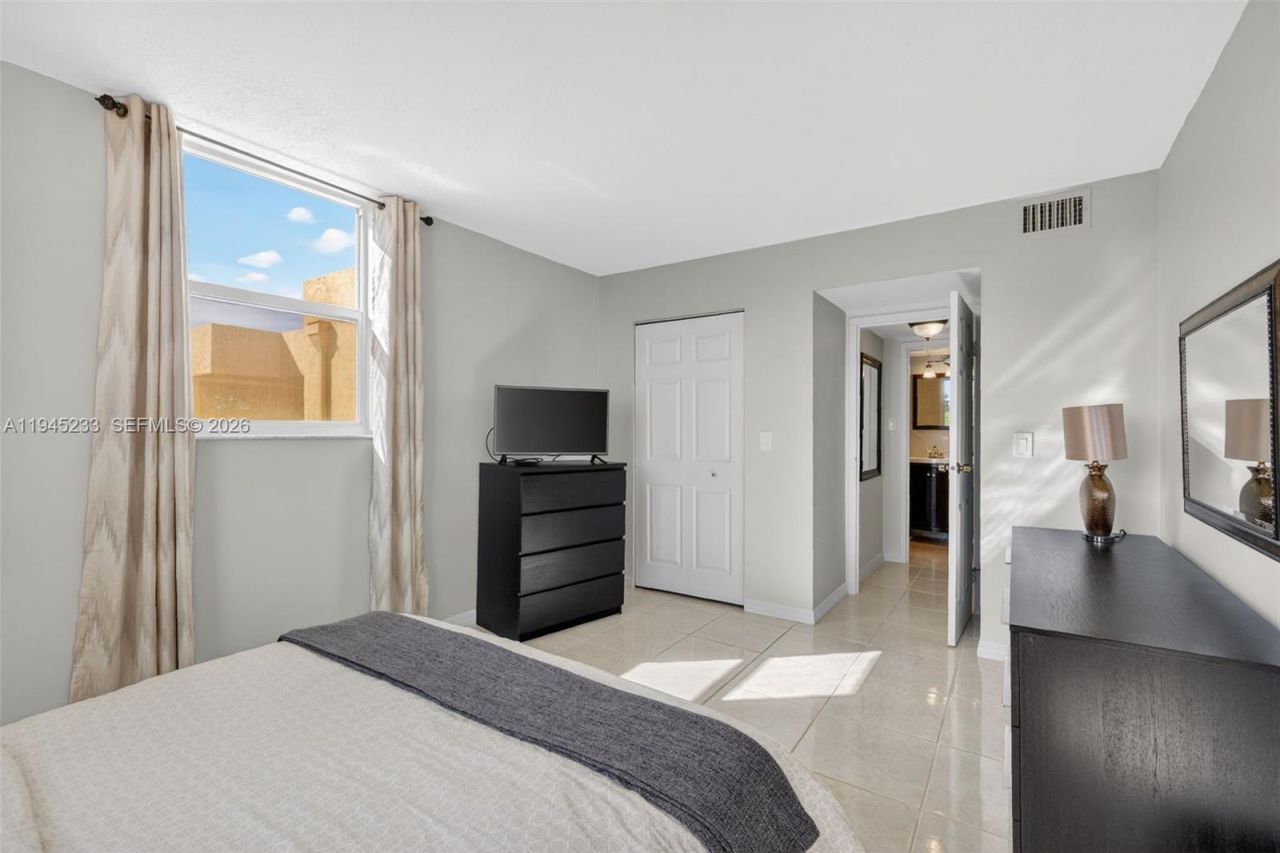 2801 Somerset Dr, Unit 408, Lauderdale Lakes, FL 33311 Photo