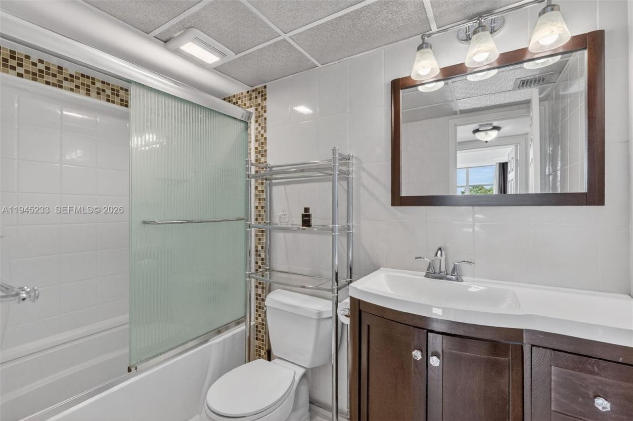 2801 Somerset Dr, Unit 408, Lauderdale Lakes, FL 33311 Photo