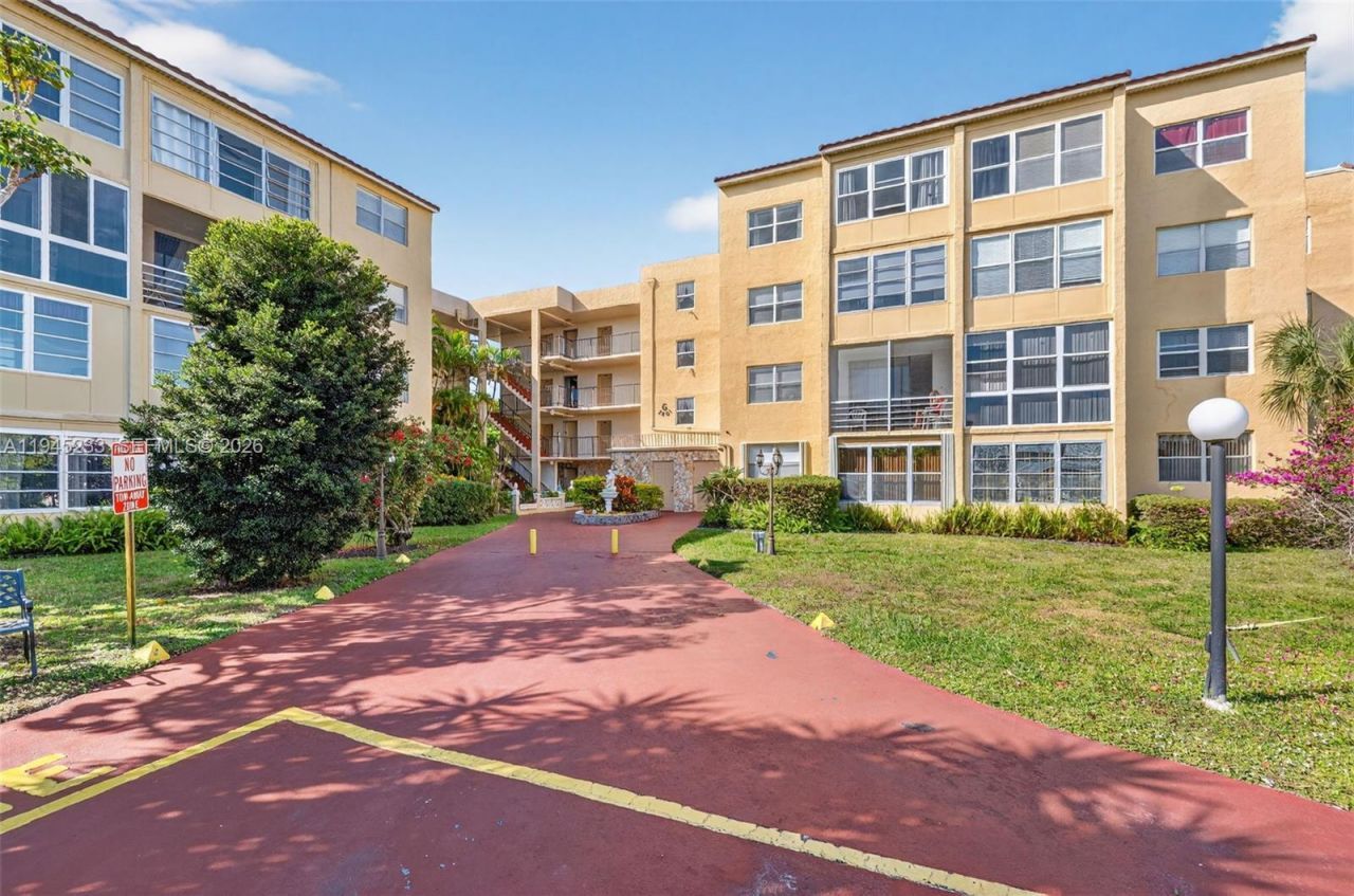 2801 Somerset Dr, Unit 408, Lauderdale Lakes, FL 33311 Photo