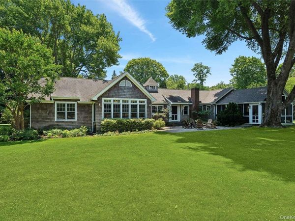 695 Main Street , Westhampton Beach, NY 11978