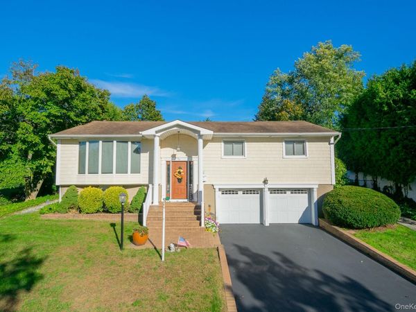 4 Manchester Drive, Bethpage, NY 11714