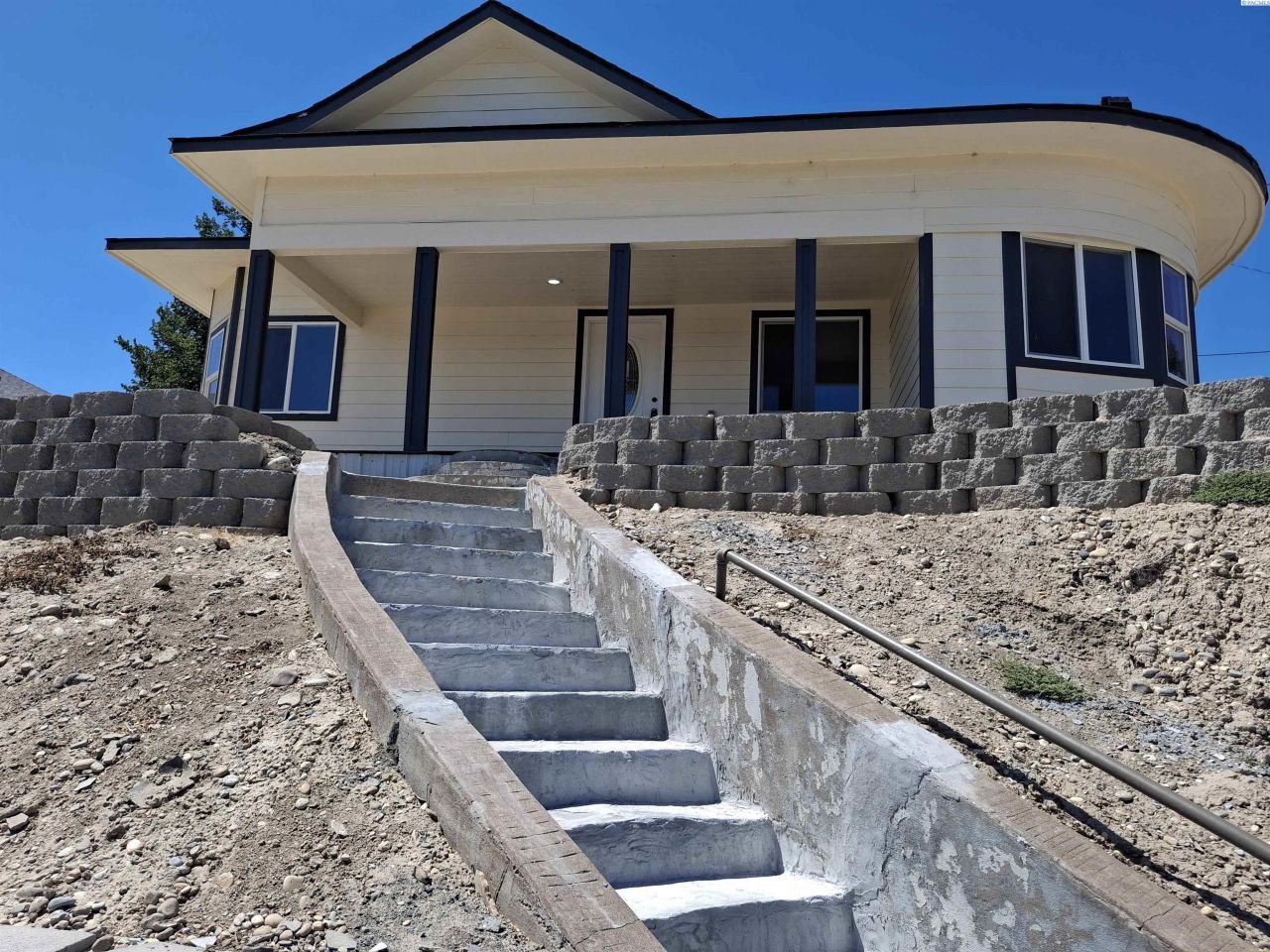 805 Crescent Ave, Sunnyside, WA 98944 Main Photo