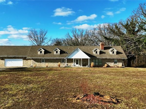 2707 N Service Road W, St Clair, MO 63077