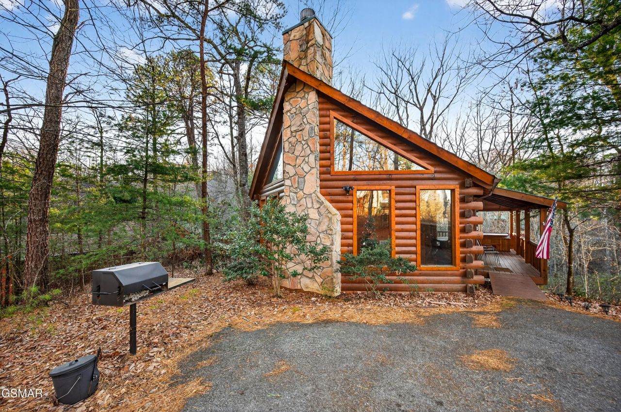 2332 Raymond Hollow Road, Sevierville, TN 37876 Main Photo