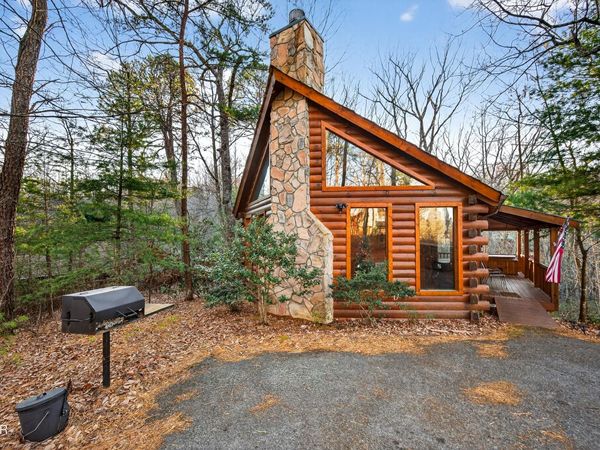 2332 Raymond Hollow Road, Sevierville, TN 37876