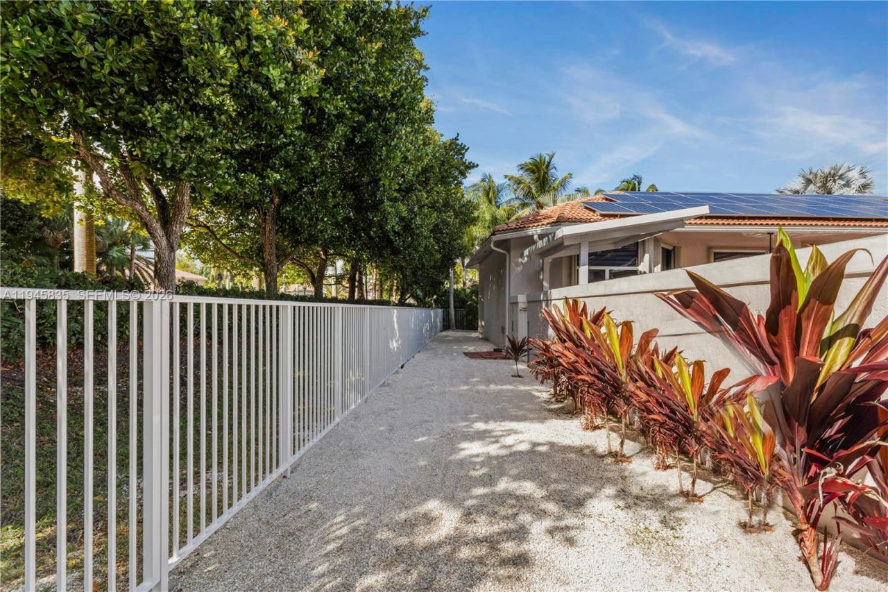 1499 Victoria Isle Dr, Weston, FL 33327 Photo