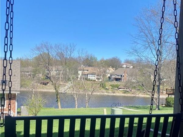210 NE Bayview Drive, Lee's Summit, MO 64064