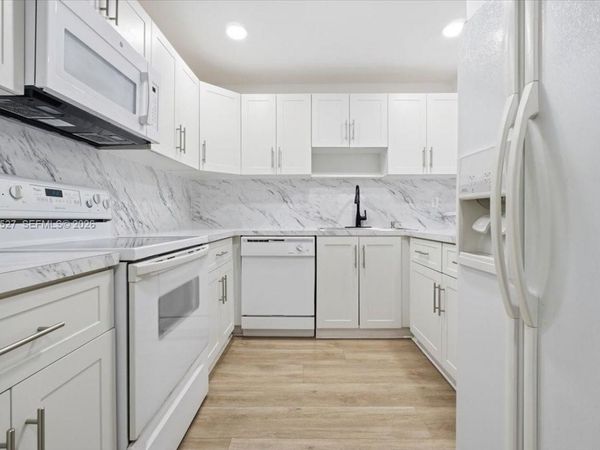 6960 Miami Gardens Dr, Unit 2-124, Hialeah, FL 33015