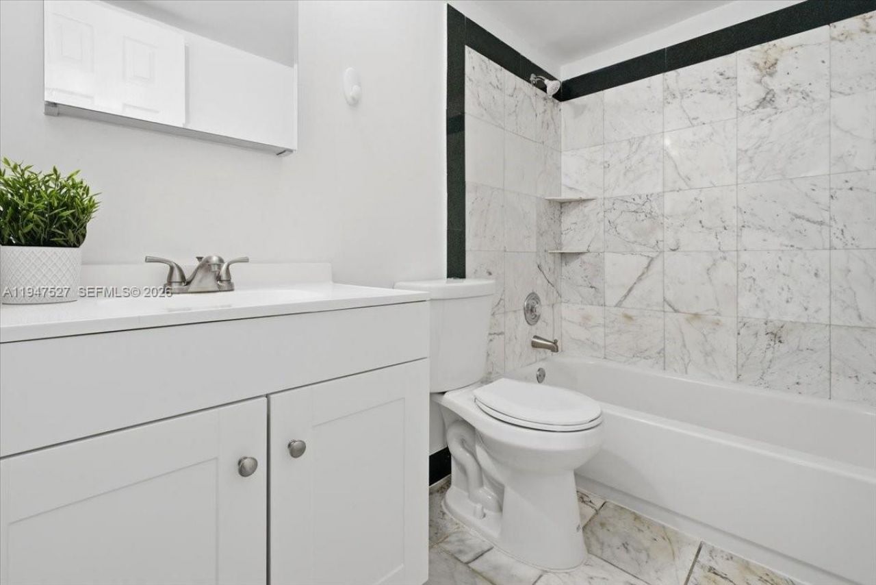 6960 Miami Gardens Dr, Unit 2-124, Hialeah, FL 33015 Photo