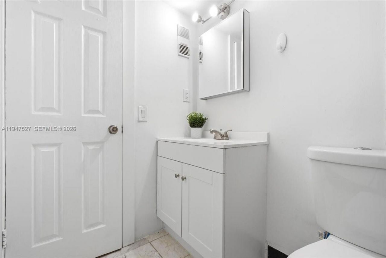 6960 Miami Gardens Dr, Unit 2-124, Hialeah, FL 33015 Photo