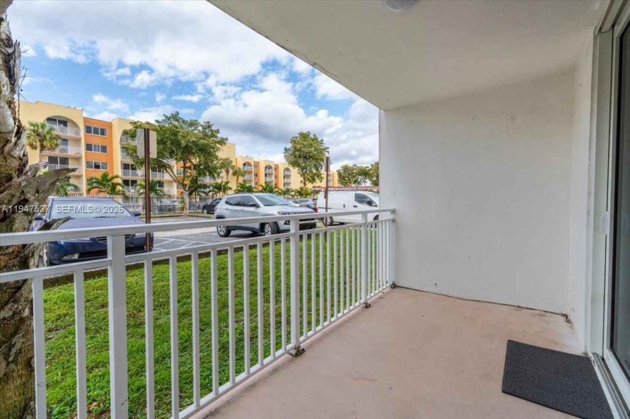 6960 Miami Gardens Dr, Unit 2-124, Hialeah, FL 33015 Photo
