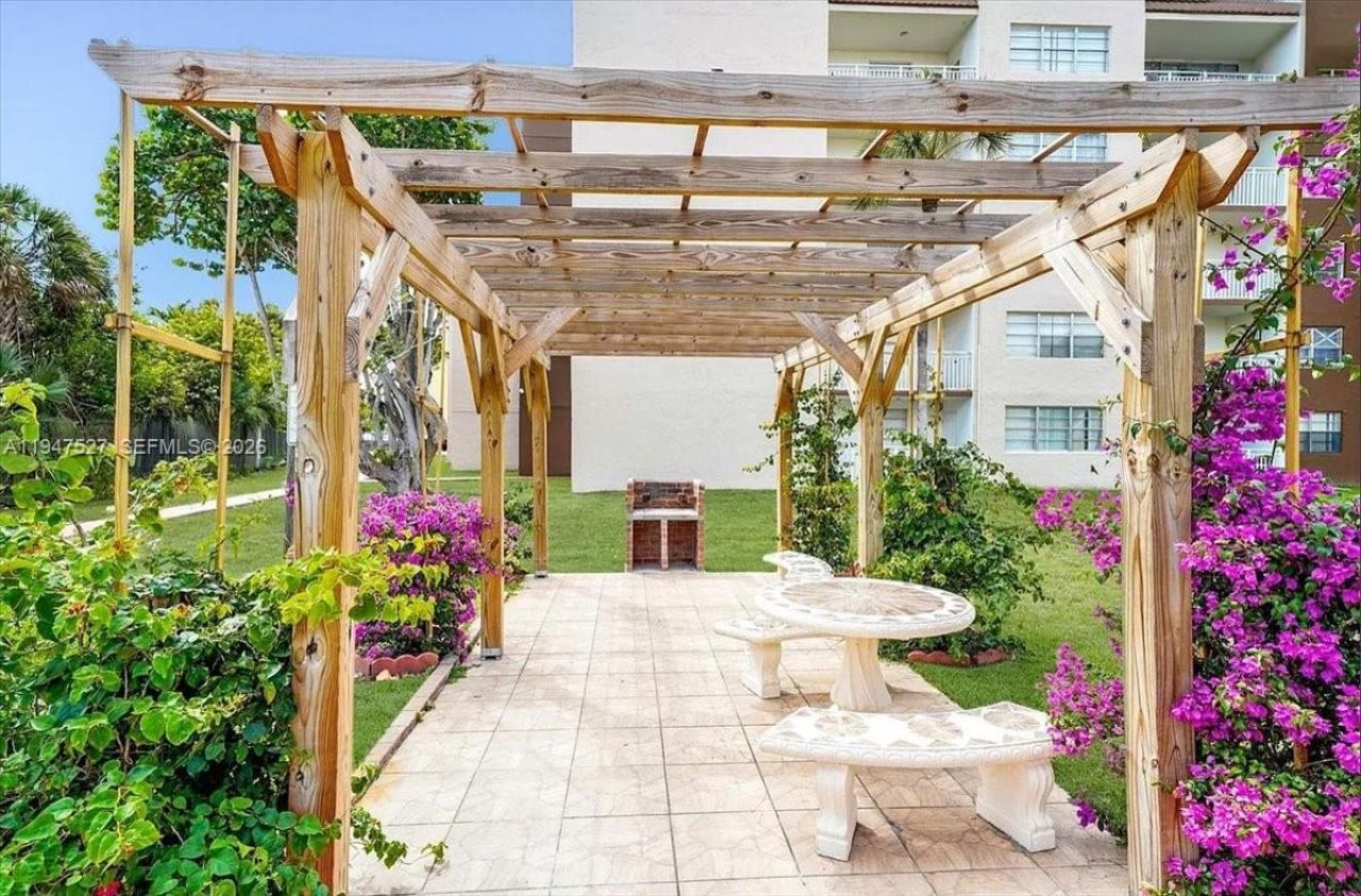6960 Miami Gardens Dr, Unit 2-124, Hialeah, FL 33015 Photo