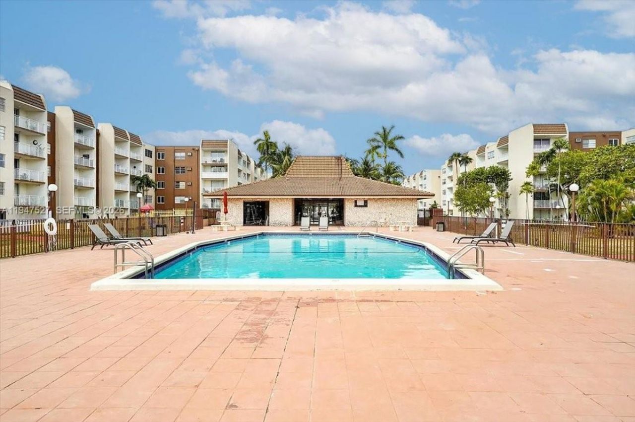 6960 Miami Gardens Dr, Unit 2-124, Hialeah, FL 33015 Photo