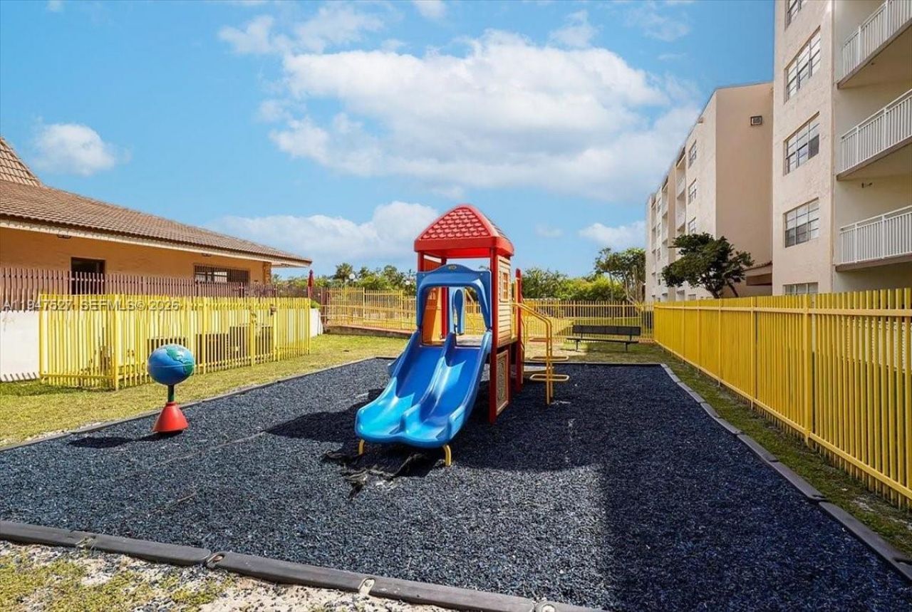 6960 Miami Gardens Dr, Unit 2-124, Hialeah, FL 33015 Photo