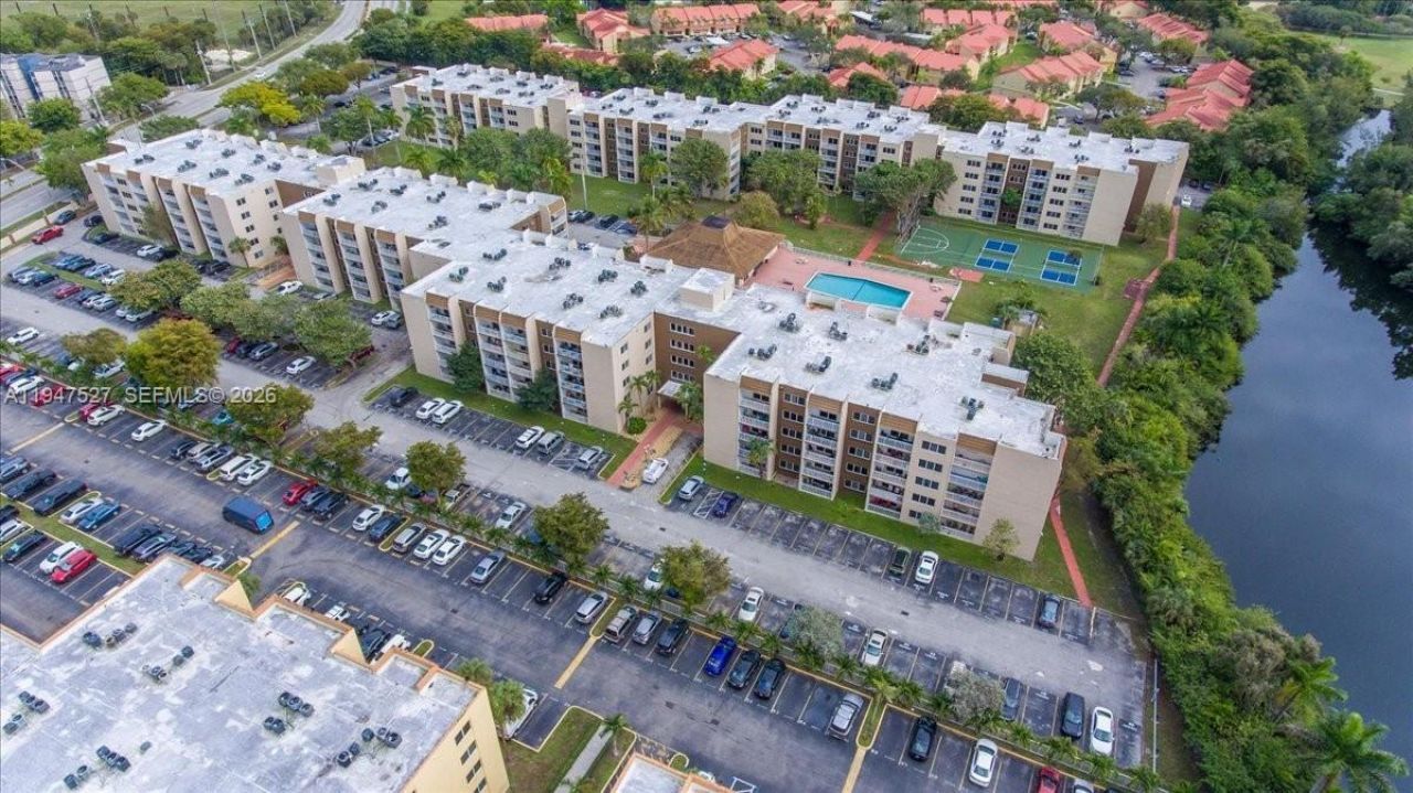 6960 Miami Gardens Dr, Unit 2-124, Hialeah, FL 33015 Photo