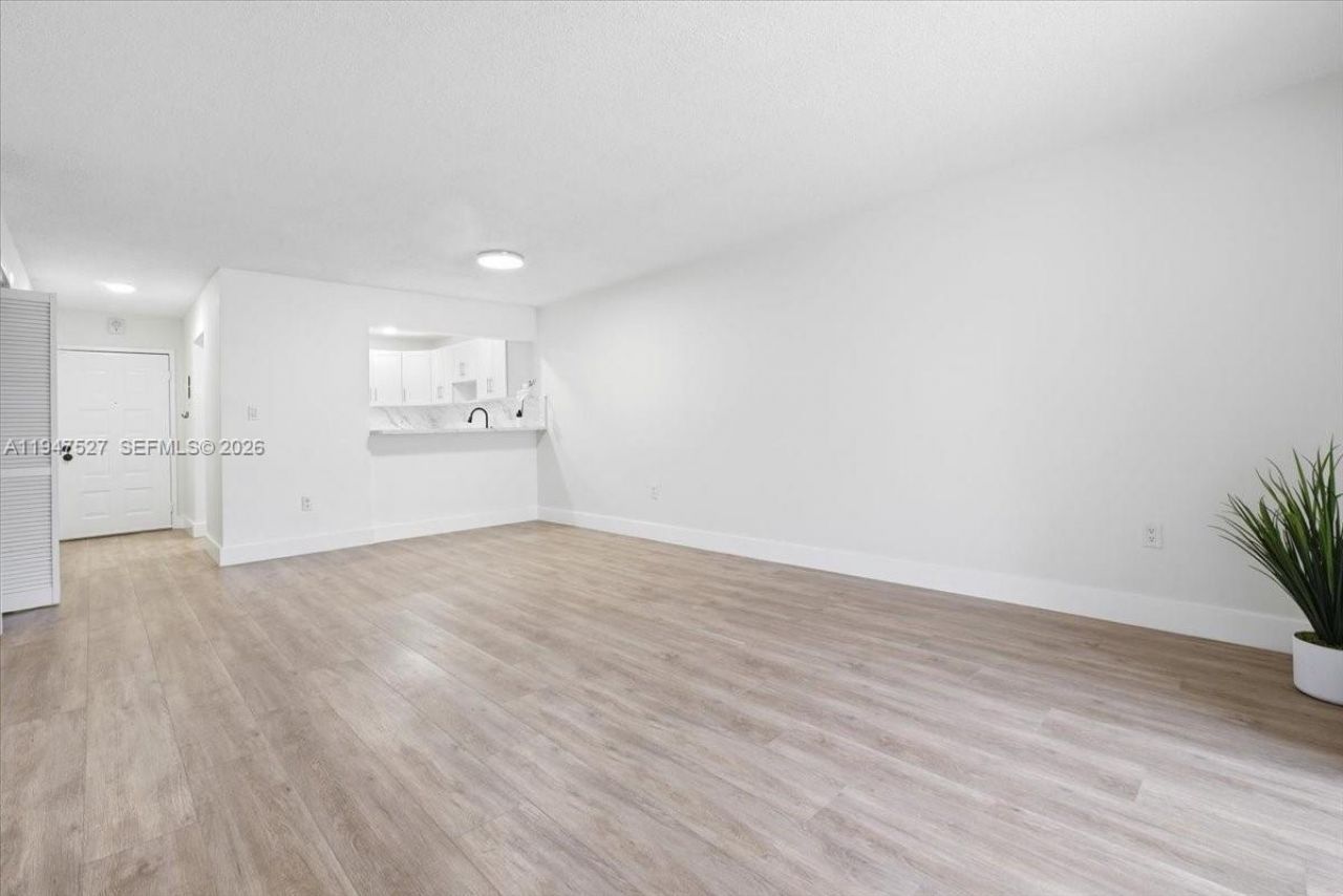 6960 Miami Gardens Dr, Unit 2-124, Hialeah, FL 33015 Photo