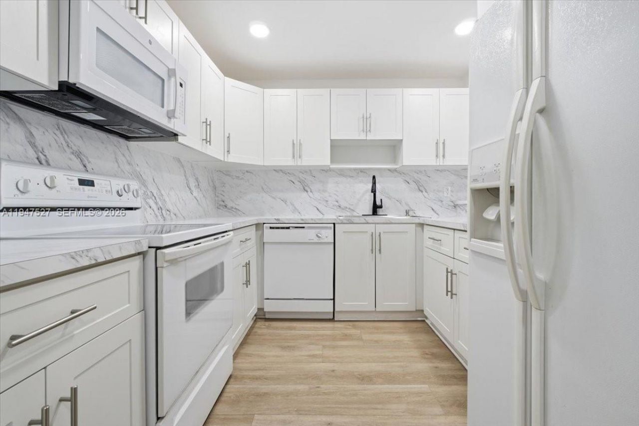 6960 Miami Gardens Dr, Unit 2-124, Hialeah, FL 33015 Photo