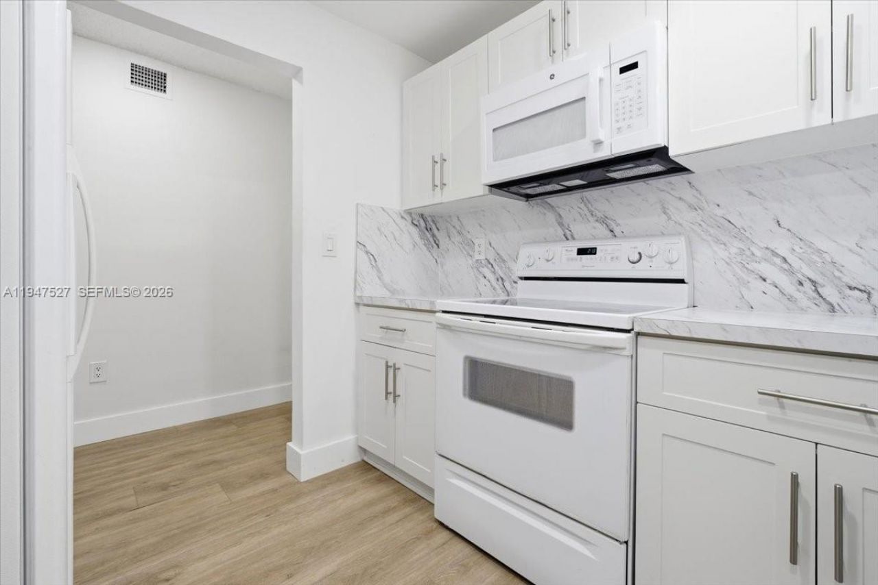 6960 Miami Gardens Dr, Unit 2-124, Hialeah, FL 33015 Photo