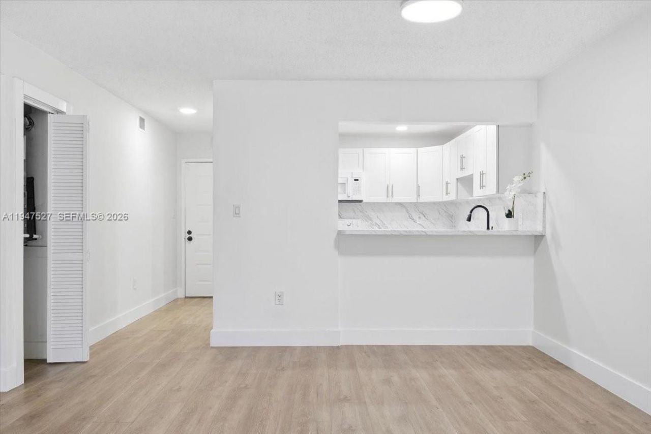 6960 Miami Gardens Dr, Unit 2-124, Hialeah, FL 33015 Photo