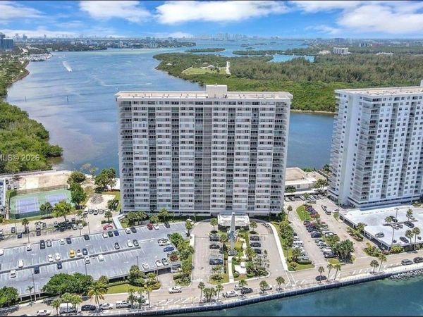 300 Bayview Dr, Unit 802, Sunny Isles Beach, FL 33160