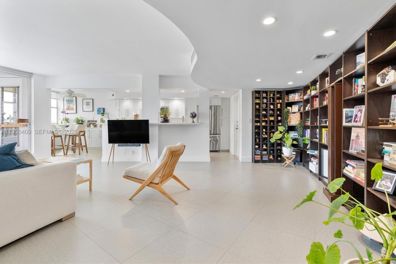 100 Golden Isles Drive, Unit 515, Hallandale Beach, FL 33009 Photo