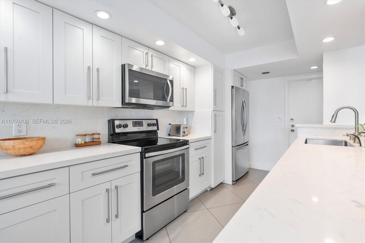 100 Golden Isles Drive, Unit 515, Hallandale Beach, FL 33009 Photo