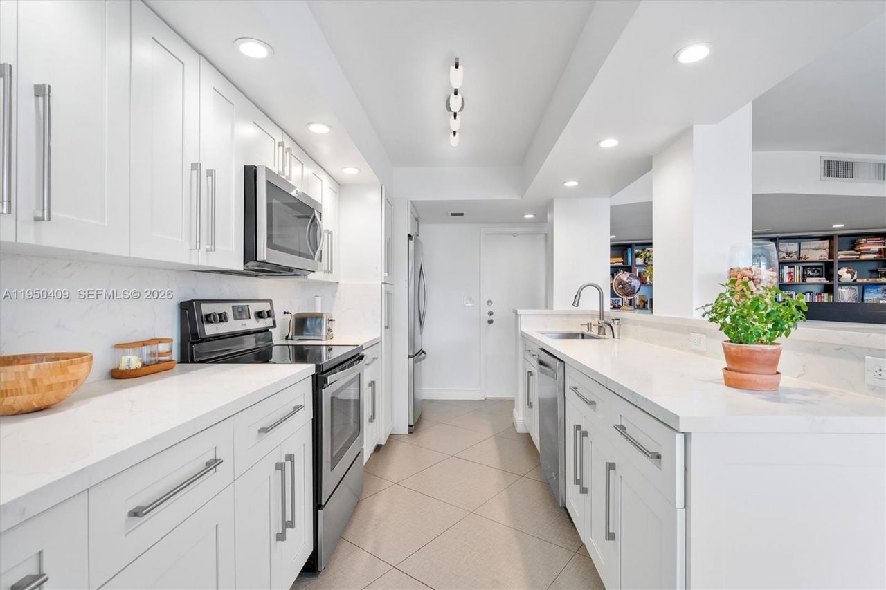 100 Golden Isles Drive, Unit 515, Hallandale Beach, FL 33009 Photo