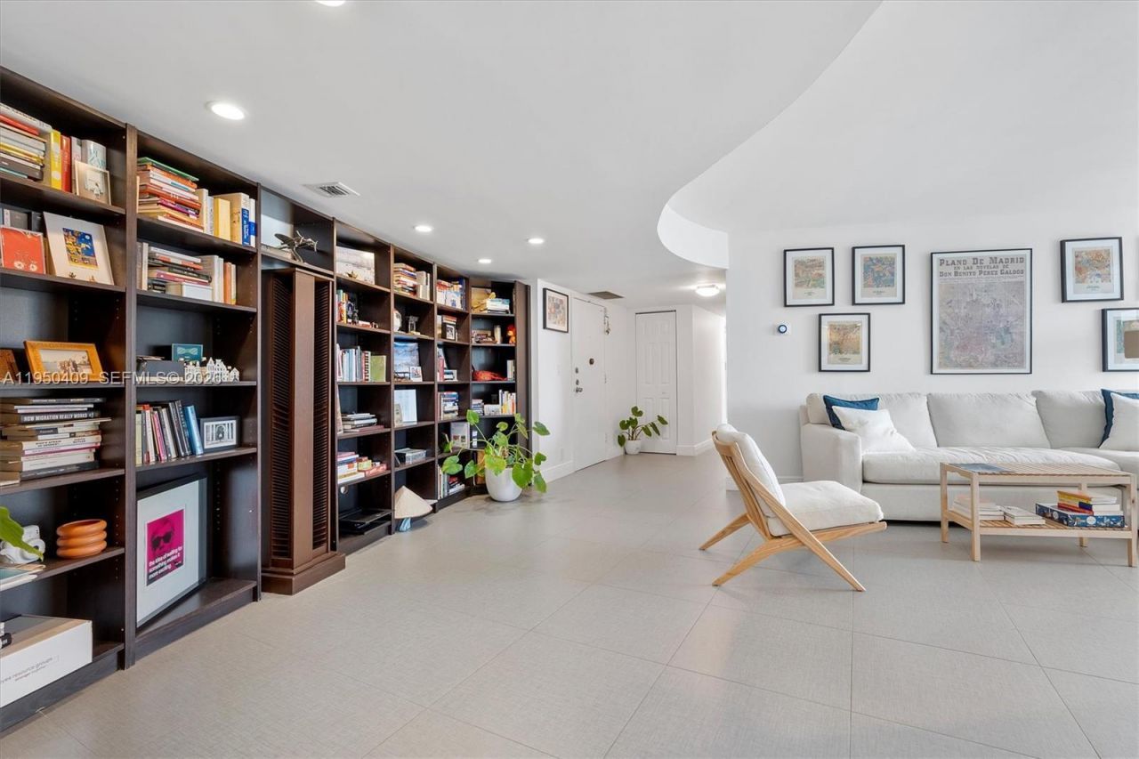 100 Golden Isles Drive, Unit 515, Hallandale Beach, FL 33009 Photo