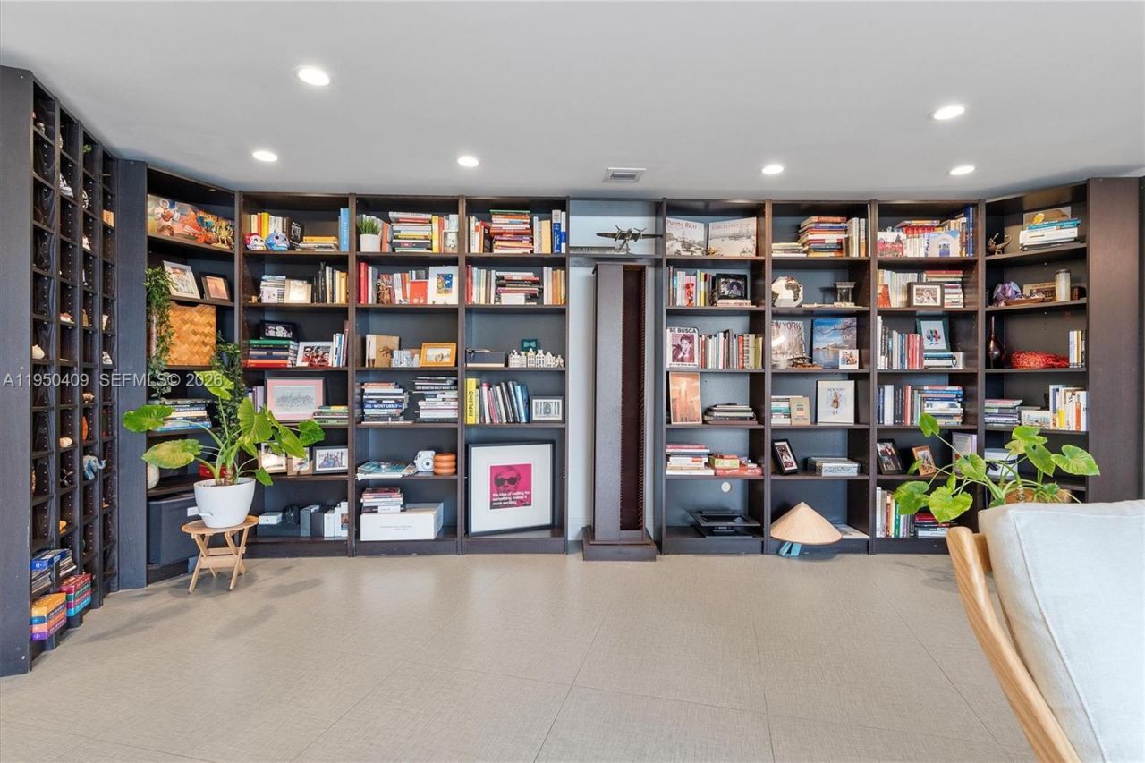 100 Golden Isles Drive, Unit 515, Hallandale Beach, FL 33009 Photo