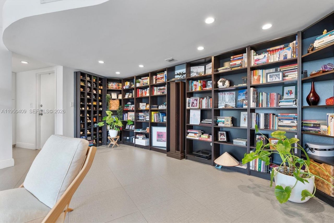 100 Golden Isles Drive, Unit 515, Hallandale Beach, FL 33009 Photo