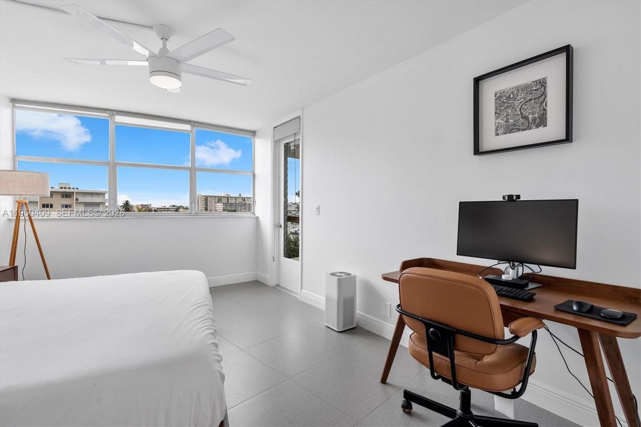 100 Golden Isles Drive, Unit 515, Hallandale Beach, FL 33009 Photo