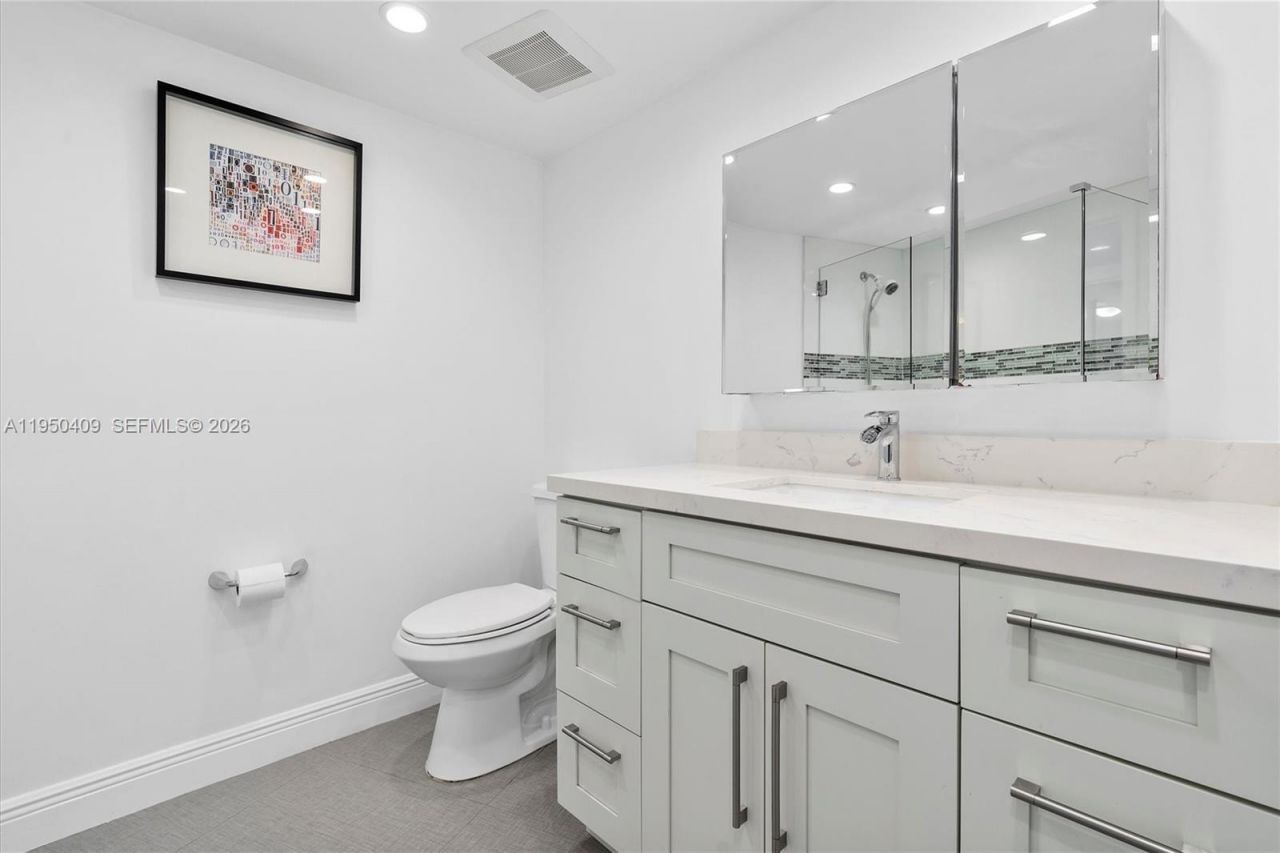 100 Golden Isles Drive, Unit 515, Hallandale Beach, FL 33009 Photo