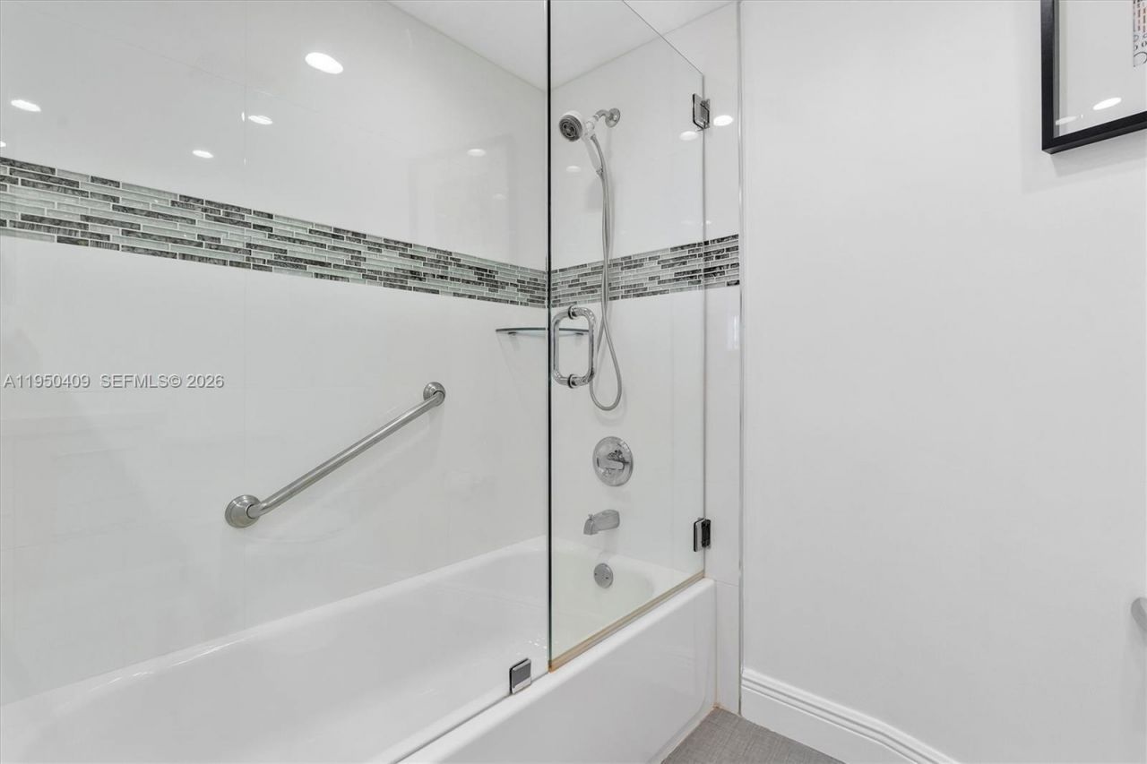 100 Golden Isles Drive, Unit 515, Hallandale Beach, FL 33009 Photo