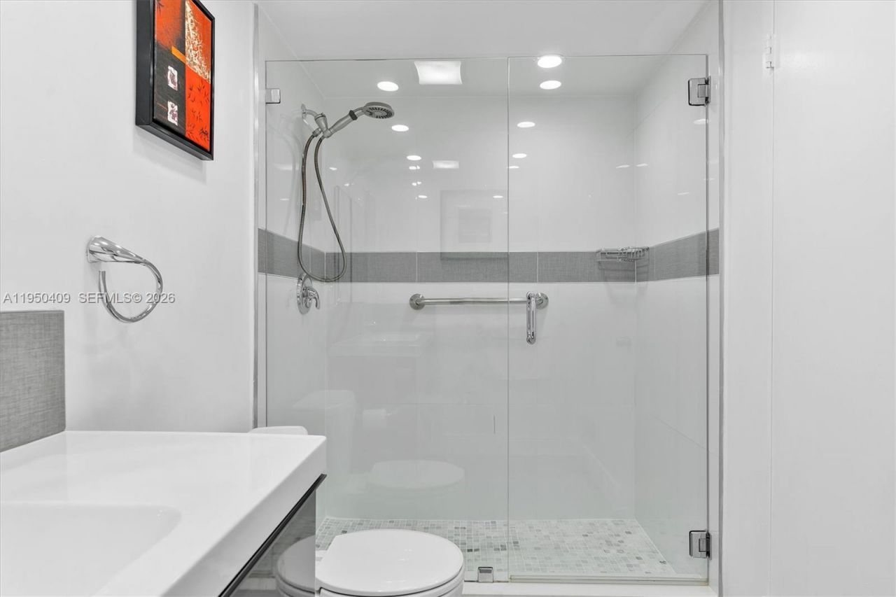 100 Golden Isles Drive, Unit 515, Hallandale Beach, FL 33009 Photo