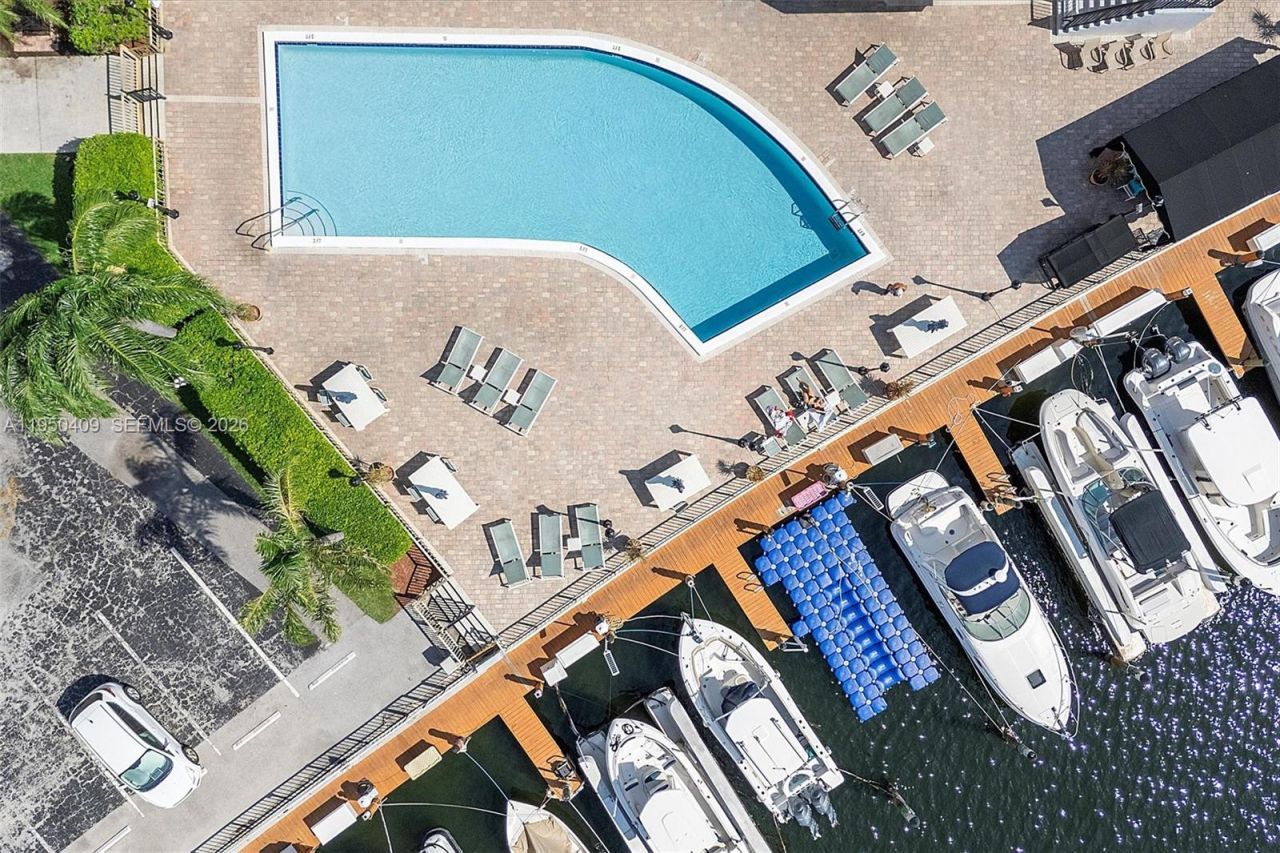 100 Golden Isles Drive, Unit 515, Hallandale Beach, FL 33009 Photo