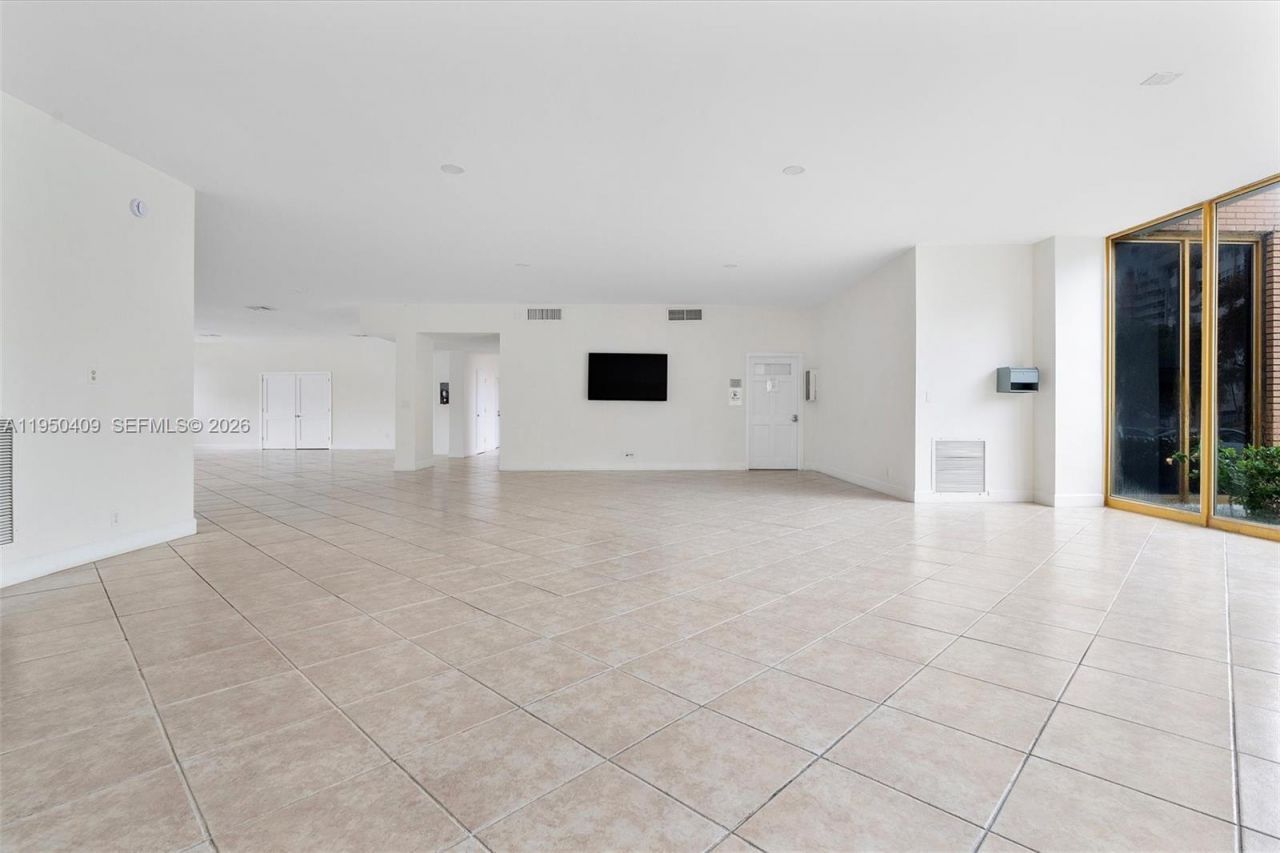 100 Golden Isles Drive, Unit 515, Hallandale Beach, FL 33009 Photo