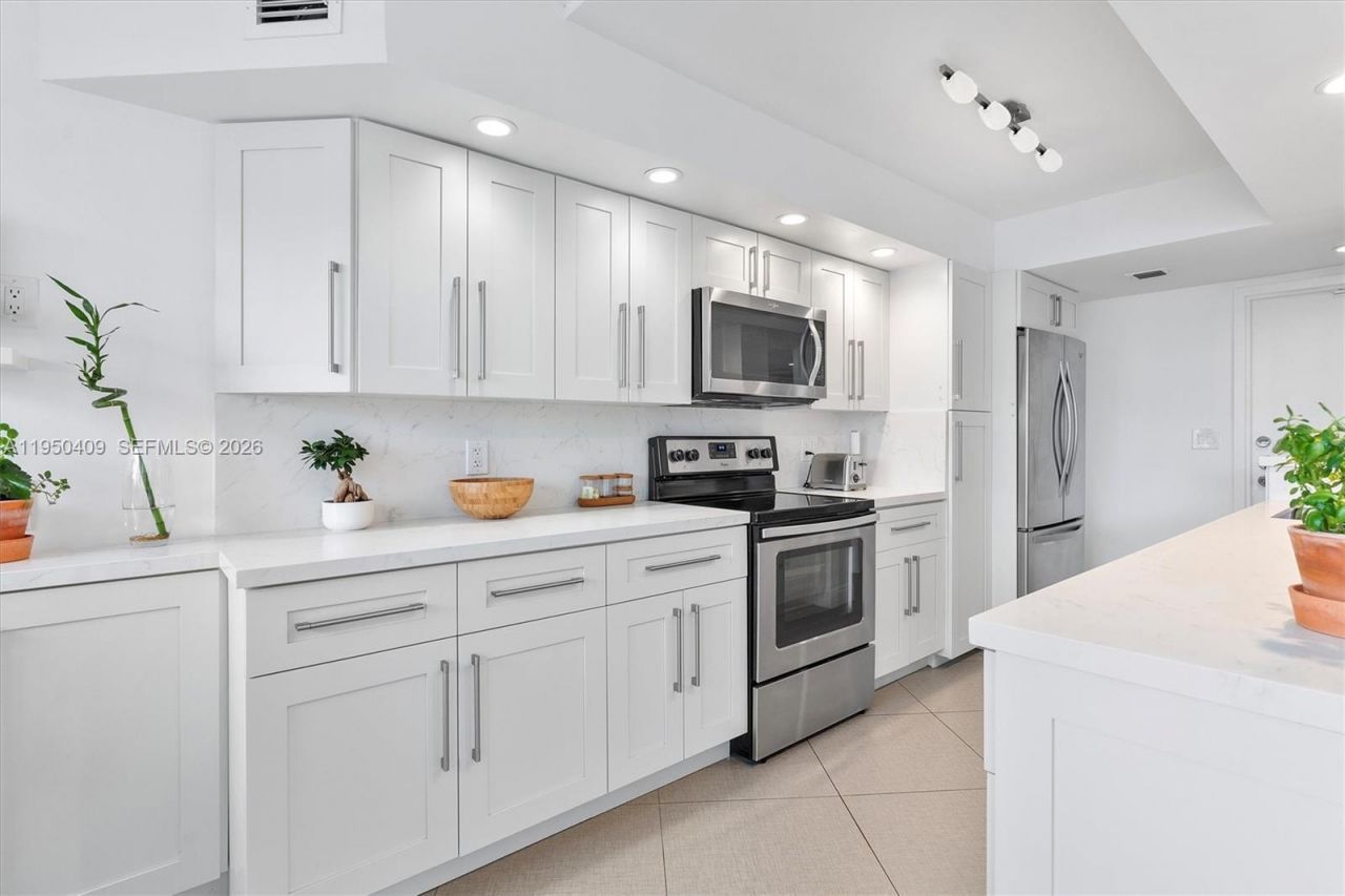 100 Golden Isles Drive, Unit 515, Hallandale Beach, FL 33009 Photo