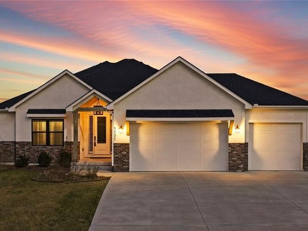 1121 SW Brookside Court, Lee's Summit, MO 64064