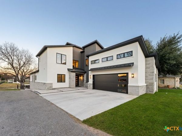 300 Bridgepoint Drive , Kingsland, TX 78639