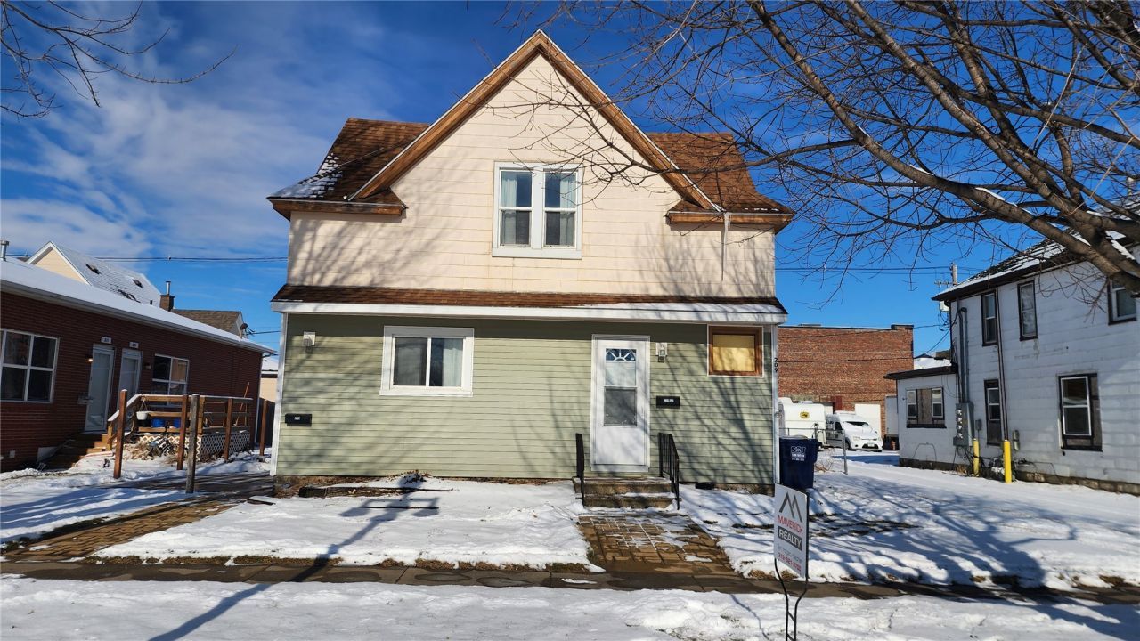 209 5th St W, Vinton, IA 52349 Main Photo